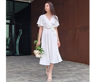 weißes lässiges Hochzeitskleid | Elegante Midi-Länge | Teelanges Brautkleid mit Schmetterlingsärmeln | Perfektes standesamtliches Hochzeitskleid für Bräute