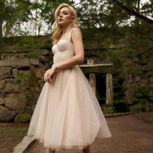 Beige cocktailjurk hotsell