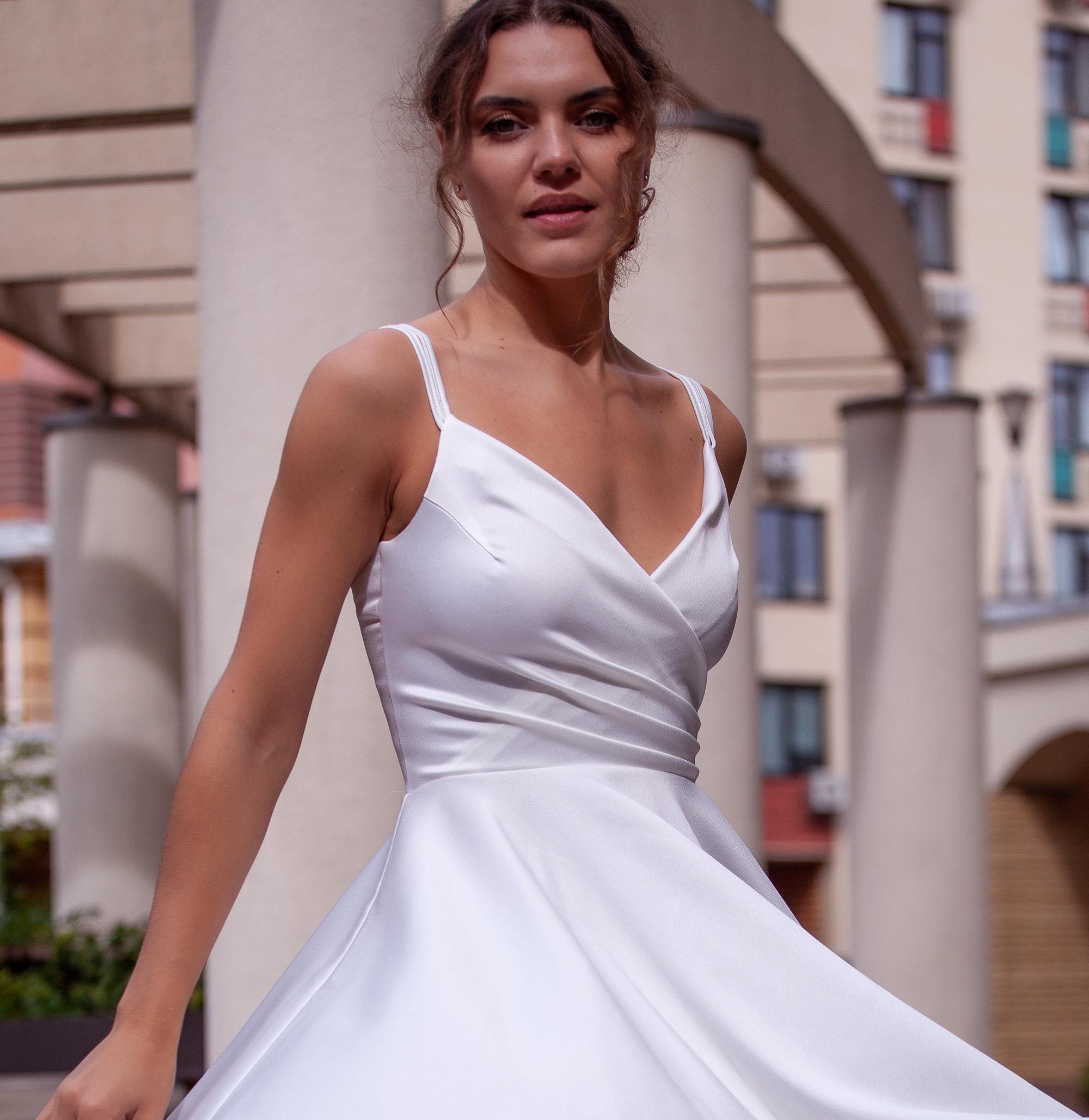 chantilly lace wedding dress Fitted with Long Puffy Sleeves, V-Neckline Fishtail Train Bridal Gown global-description_tag-