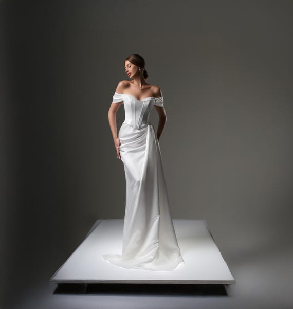 White Satin Bodycon Maxi Dress: Sweetheart Neckline Bridal Gown