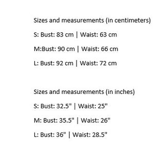 Może przedstawiać: Tekst z rozmiarami i wymiarami w centymetrach i calach. Wymiary obejmują obwody biustu i talii dla rozmiar&oacute;w S, M i L. S: Biust 83 cm, Talia 63 cm. M: Biust 90 cm, Talia 66 cm. L: Biust 92 cm, Talia 72 cm.