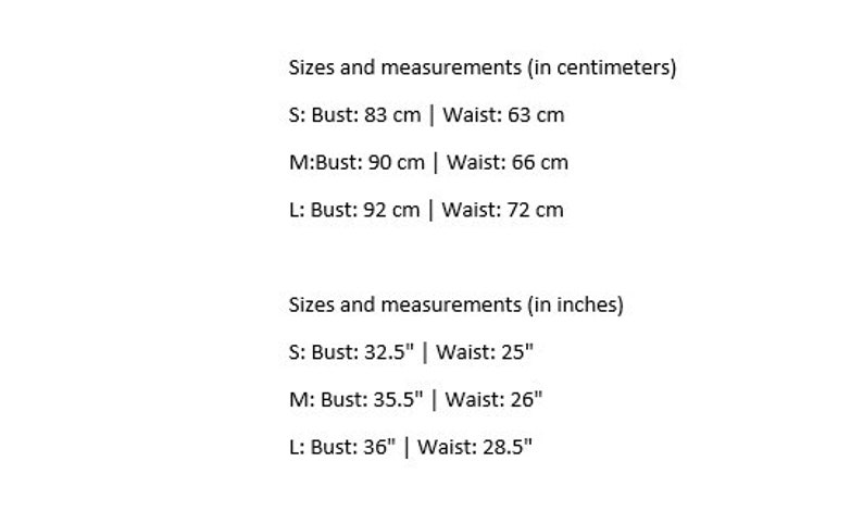 Może przedstawiać: Tekst z rozmiarami i wymiarami w centymetrach i calach. Wymiary obejmują obwody biustu i talii dla rozmiar&oacute;w S, M i L. S: Biust 83 cm, Talia 63 cm. M: Biust 90 cm, Talia 66 cm. L: Biust 92 cm, Talia 72 cm.