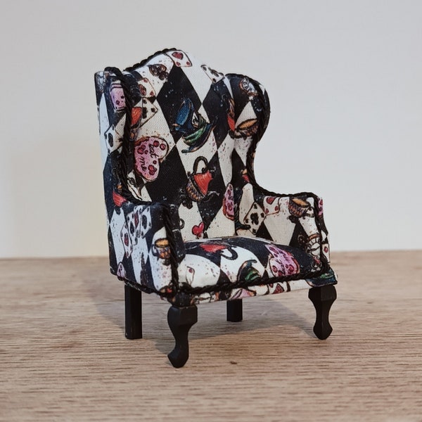 Fauteuil pour maison de poupée style Queen Anne à l'échelle 1/12 - Fauteuil de maison de poupées à l'échelle 1/12 - Alice au pays des merveilles - Meubles de maison de poupée