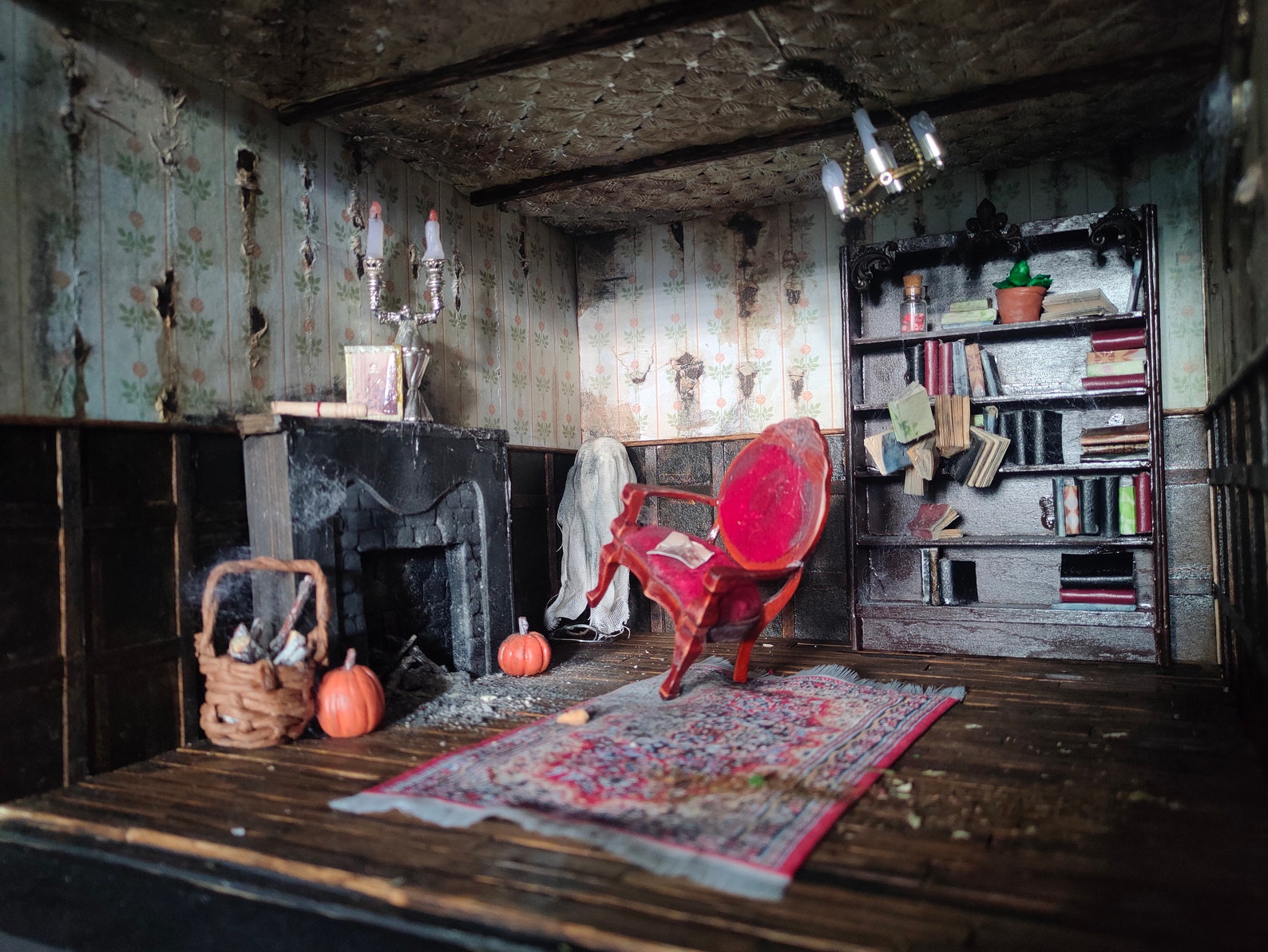 Abandoned Haunted House / Abandoned Dolls House / 1/12 Scale Dolls