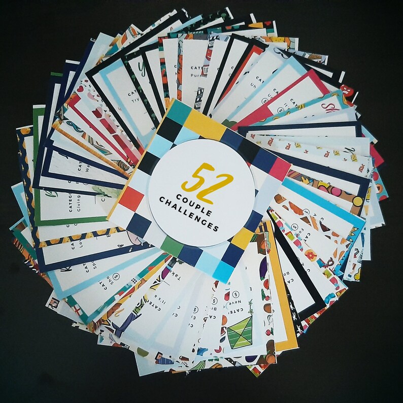 Op de afbeelding: Een set van 52 kleurrijke kaarten met verschillende uitdagingen voor koppels. De kaarten zijn in een cirkel gerangschikt met de tekst "52 Couple Challenges" in het midden.