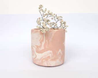 Pequeña jardinera de interior en jesmonite jaspeado rosa y blanco - Hecha a mano - Maceta - Portalápices - Portacepillos - Escritorio - Ecológica