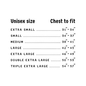 Pu&ograve; includere: Tabella delle taglie unisex che mostra le misure del torace in pollici per diverse taglie: Extra Small (31-34 pollici), Small (34-37 pollici), Medium (38-41 pollici), Large (42-45 pollici), Extra Large (46-49 pollici), Double Extra Large (50-53 pollici) e Triple Extra Large (54-57 pollici).
