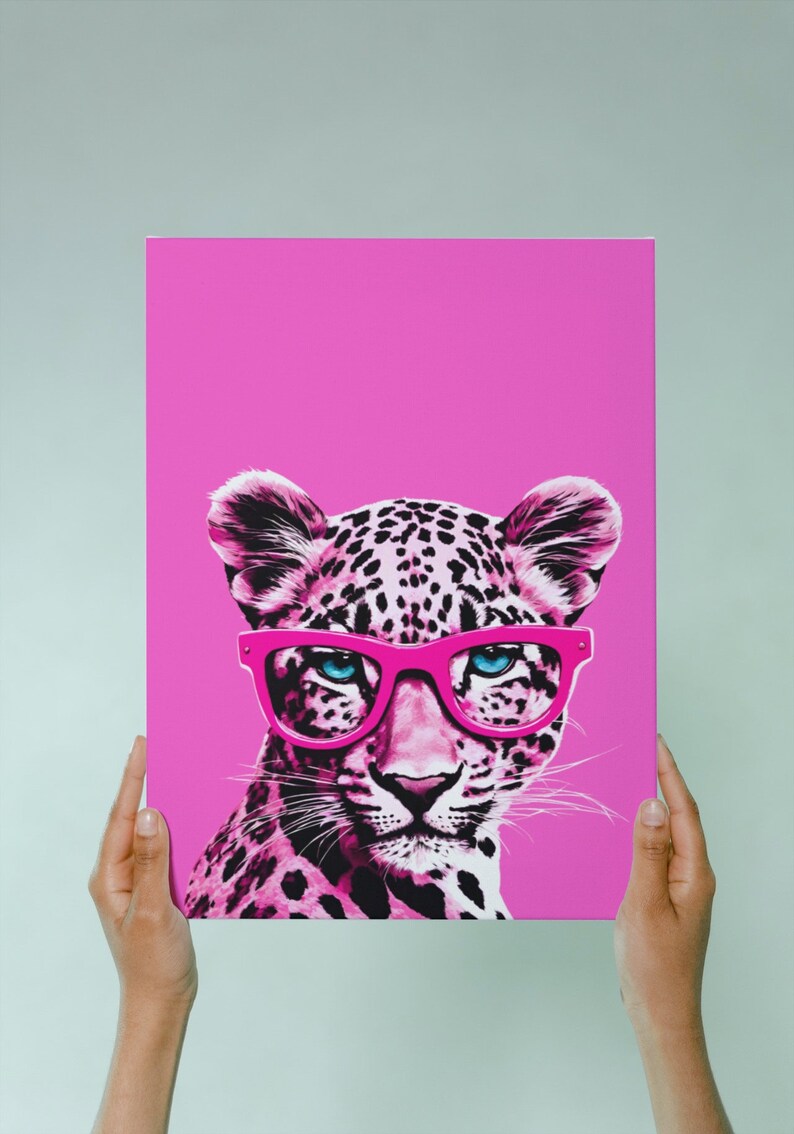 K&ouml;nnte beinhalten: Eine Illustration eines Leoparden mit rosa und schwarzem Leopardenmuster, der eine rosa Brille auf einem rosa Hintergrund tr&auml;gt.