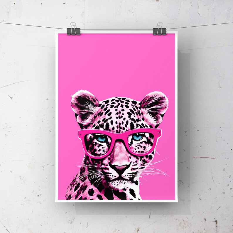 K&ouml;nnte beinhalten: Ein rosa-schwarzer Leopard mit blauen Augen, der eine rosa Brille auf einem rosa Hintergrund tr&auml;gt.