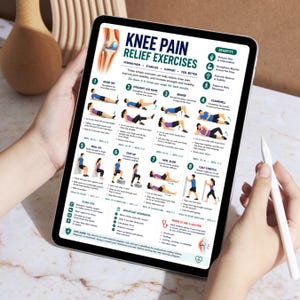 Może przedstawiać: Tablet z przewodnikiem po ćwiczeniach łagodzących b&oacute;l kolana. Przewodnik zawiera ilustracje i instrukcje dotyczące r&oacute;żnych ćwiczeń, takich jak ćwiczenia czworogłowe, podnoszenie prostej nogi i rozciąganie łydek. Tablet jest trzymany przez osobę.