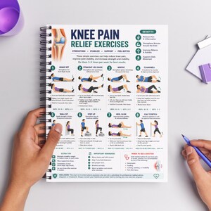 Może przedstawiać: Spiralny notatnik z przewodnikiem po ćwiczeniach łagodzących b&oacute;l kolana. Tytuł "KNEE PAIN RELIEF EXERCISES" znajduje się na g&oacute;rze, z ilustracjami i instrukcjami ćwiczeń. Notatnik jest trzymany w dłoniach, z widocznym fioletowym długopisem i kubkiem.