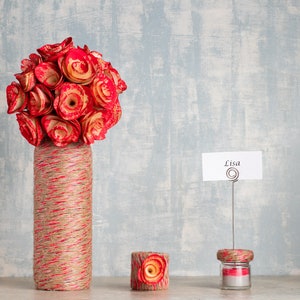 Eettafel decor, Natuurlijk houten bloemenboeket, Eco jute servet ringen, Biologische soja kaars plaats kaarten, Rode roos boeket, houten bloemen