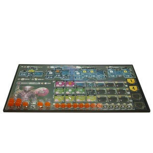 Könnte beinhalten: Ein grünes und schwarzes Spielbrett mit futuristischem Design. Das Brett zeigt ein großes Bild einer Kreatur mit leuchtenden Augen und einem Planeten im Hintergrund. Das Brett enthält auch eine Reihe kleinerer Bilder und Texte, darunter die Worte "Wonders of Magellan". Es befinden sich 20 orangefarbene Spielsteine auf dem Brett.