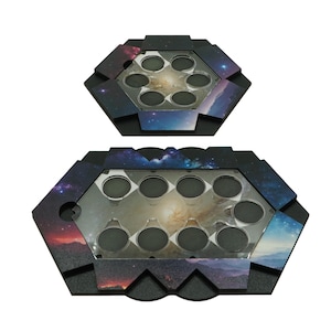 Könnte beinhalten: Ein schwarzes sechseckiges Tablett mit einem Galaxie-Druck und 10 runden Aussparungen. Das Tablett ist so konzipiert, dass es kleine runde Gegenstände wie Münzen oder Schmuck aufnimmt.