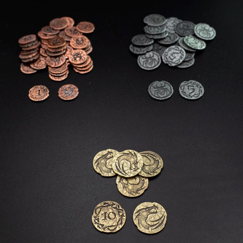 Peut inclure: Une collection de pi&egrave;ces de jeu fantastiques en tons cuivr&eacute;s, argent&eacute;s et dor&eacute;s. Les pi&egrave;ces pr&eacute;sentent divers motifs, dont des araign&eacute;es, des dragons et des valeurs num&eacute;riques. Les pi&egrave;ces sont dispos&eacute;es sur une surface noire.