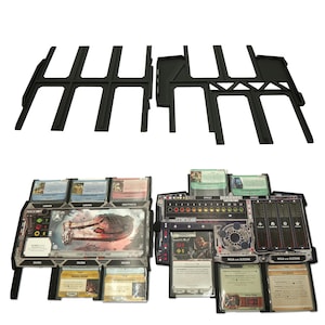 Op de afbeelding: Zwarte plastic kaarthouder organizer met slots voor kaarten en een centraal gedeelte voor een spelbord. De organizer is ontworpen voor het spel Star Wars: Outer Rim.