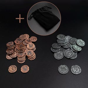 Peut inclure: Ensemble de pi&egrave;ces de monnaie en m&eacute;tal cuivr&eacute; et argent&eacute;, chacune avec un num&eacute;ro et un motif d'araign&eacute;e. Un sac noir &agrave; cordon est &eacute;galement inclus. Ces pi&egrave;ces sont probablement destin&eacute;es &agrave; un jeu de soci&eacute;t&eacute; ou &agrave; collectionner.