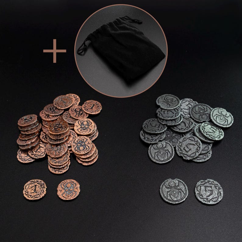 Peut inclure: Ensemble de pi&egrave;ces de monnaie en m&eacute;tal cuivr&eacute; et argent&eacute;, chacune avec un num&eacute;ro et un motif d'araign&eacute;e. Un sac noir &agrave; cordon est &eacute;galement inclus. Ces pi&egrave;ces sont probablement destin&eacute;es &agrave; un jeu de soci&eacute;t&eacute; ou &agrave; collectionner.