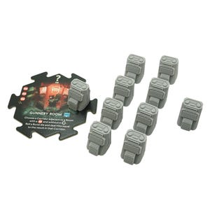 Op de afbeelding: Een bordspelset met grijze plastic spelstukken en een spelkaart. De kaart toont de tekst "GUNNERY ROOM" en spelinstructies. De spelstukken zijn klein, rechthoekig en hebben een gedetailleerd ontwerp.