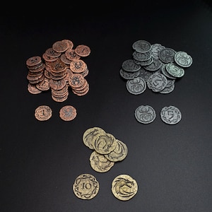 Peut inclure: Un ensemble de pi&egrave;ces de jeu fantastiques en tons cuivr&eacute;s, argent&eacute;s et dor&eacute;s. Les pi&egrave;ces pr&eacute;sentent divers motifs, dont des araign&eacute;es et des dragons, dispos&eacute;es sur une surface noire. Certaines pi&egrave;ces ont des valeurs num&eacute;riques.