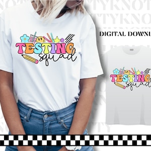 Può includere: Una maglietta bianca con un design grafico colorato che dice "Testing Squad". Il design include una matita, una stella, un fiore, un viso sorridente e una bandiera a scacchi.