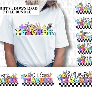 Op de afbeelding: Een digitaal downloadpakket met 7 designs met een leerkrachtthema. Elk ontwerp bevat het woord "Teacher" in een retro, kleurrijk lettertype met verschillende schoolgerelateerde pictogrammen en een geruite achtergrond. De ontwerpen omvatten "Math Teacher", "CTE Teacher", "History Teacher", "English Teacher", "Sped Teacher", "Spanish Teacher", "PE Teacher" en "Science Teacher".