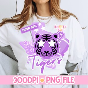 Diseño de TIGRES de estilo preppy rosa - Mascota retro - Tigres PNG - Espíritu escolar - Morado