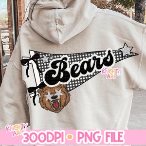 Op de afbeelding: Een beige hoodie met een wimpelontwerp. De wimpel heeft het woord "Bears" in zwart schrift, een zwart-wit geblokt patroon, een bruine beer met stervormige ogen en zilveren glittersterren. De tekst "300DPI • PNG FILE" staat onderaan.