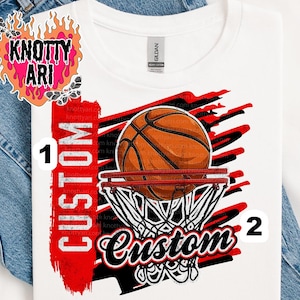 Pode incluir: Camiseta branca com um design de basquete. O design inclui uma bola de basquete, uma rede e a palavra "Custom" em vermelho e preto. A camisa também tem o texto "KNOTTY ARI" em um design de chama.