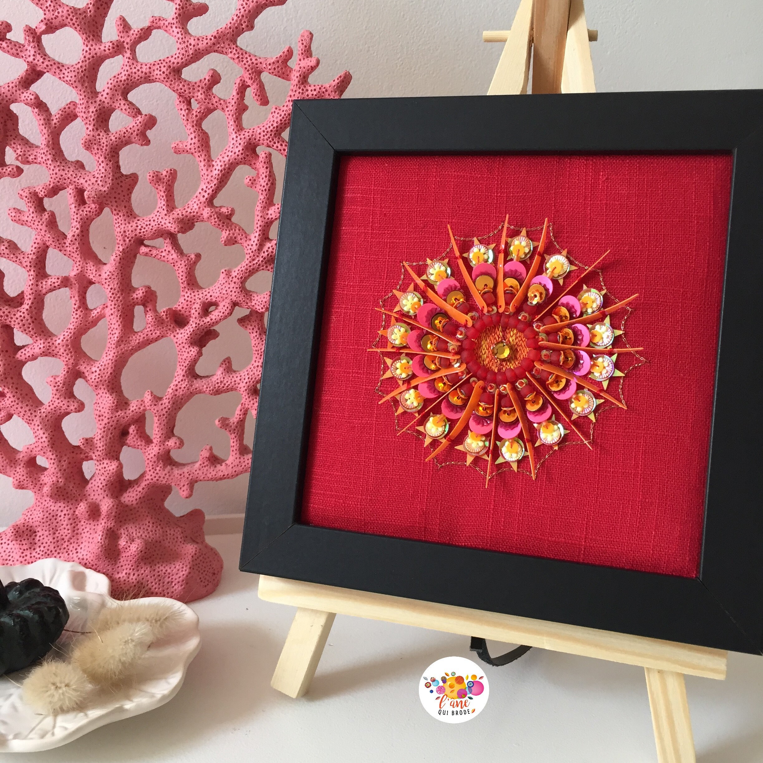 Rosace en Perles et Paillettes Brodée Façon Haute Couture Rouge Dans Un Cadre