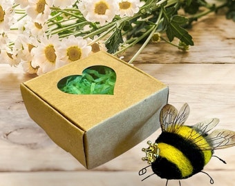 Boîte-cadeau rustique naturel plié avec fenêtre en forme de coeur de bourdon