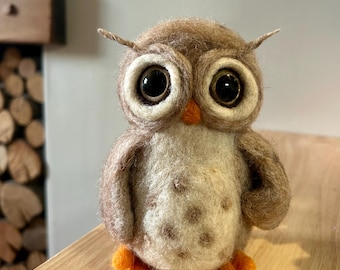 新作 手作りニードルフェルトウール オズワルド賢いフクロウ 春の贈り物