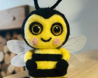 Nuevo regalo de Beryl, la abeja trabajadora, hecha a mano con fieltro de lana.