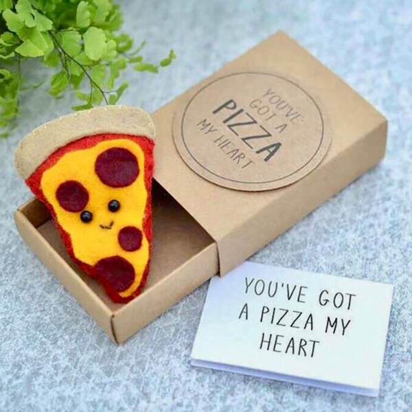 Coffret cadeau pizza en feutre « You've got a Pizza My Heat » rustique naturel