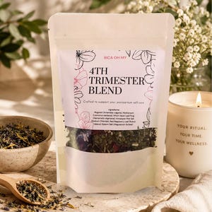 Può includere: Una busta bianca verticale contenente una miscela di erbe etichettata 4TH TRIMESTER BLEND di RICA OH MY. L'etichetta elenca ingredienti tra cui artemisia, cardiaca, amamelide, sale rosa dell'Himalaya, lampone e sale di Epsom.