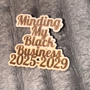 Minding My Black Business Wooden Pin 2025-2029 – Afrocentric Pride Accessory with Rubber Clutch Backing
