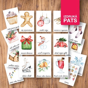 Può includere: Un set di 16 illustrazioni ad acquerello su cartoncini bianchi con uno striscione rosso che dice "IZDRUKĀ PATS". Le illustrazioni raffigurano varie immagini a tema natalizio, tra cui un omino di pan di zenzero, un pupazzo di neve, un albero di Natale decorato, un'auto rossa con un albero di Natale sul tetto, una scatola regalo, una tazza di cioccolata calda, un paio di calze, un fiocco di neve, un cupcake, una ghirlanda di luci, un paio di pattini e una campana.