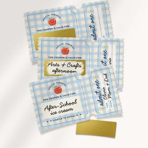 Peut inclure: Trois tickets rectangulaires en papier avec un motif vichy bleu clair, chacun orné d'une petite illustration de pomme rouge, du texte Special Surprise, This coupon is valid for et Admit one. Un ticket porte le texte manuscrit After-School ice cream.