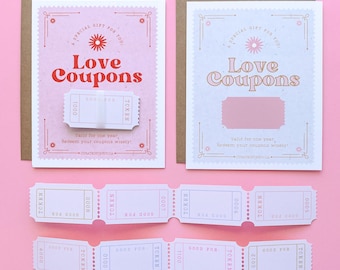 Peut inclure: Deux cartes de vœux avec le texte "Love Coupons" dans un style vintage, avec des coupons détachables assortis en dessous. Les cartes sont roses et blanches avec des accents floraux et des enveloppes marron. Les coupons sont blancs avec du texte doré et rose.