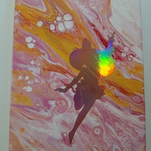 Könnte beinhalten: Ein abstraktes Gemälde in Rosa, Weiß und Gelb mit einer holografischen Silhouette einer Frau in einem Rock und Hut.