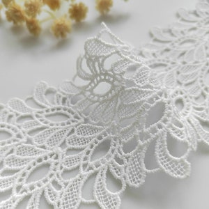 6.8 CM、刺繍の花のレースのトリム、花のレースのアップリケ、アイレットのスカラップのボーダーのトリム、水溶性レース、ウェディングレース、メートル単位で販売