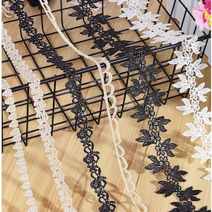 刺繍の花のレースのトリム、花のレースのアップリケ、アイレットのスカラップのボーダーのトリム、ベールのトリム、ゴールドのトリム、ウェディングレース。ヤード単位で販売
