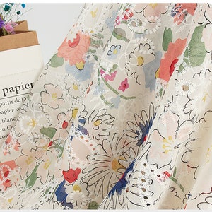 chiffon bloemenprint, oogje bloemenborduurwerk, chiffon geborduurde stof geschikt voor zomerjurken, blouses, kleding, verkoop op maat gesneden