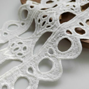 12.7 CM、刺繍の花のレースのトリム、花のレースのアップリケ、アイレットのスカラップのボーダーのトリム、水溶性レース、ウェディングレース、メートル単位で販売