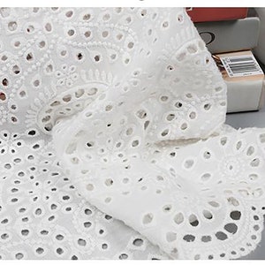 Tissu en dentelle à broderies de fleurs délicates, dentelle à oeillets en coton, tissu en coton à bordure en dentelle, robe cheongsam, dentelle de mariée par mètre