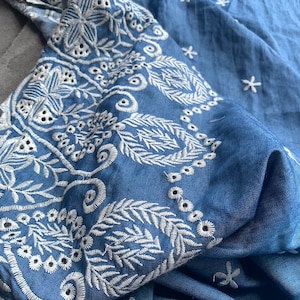 Tissu denim fin en coton élégant, broderie de fleurs, broderie de dentelle à oeillets en coton denim, tissu découpé Vendu par mètre