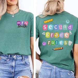 Camiseta con reglas de segundo grado de Comfort Colors, camiseta personalizada con nombre de maestro, camiseta de regreso a clases para maestros, diseño de letra de rescate Y2K, camiseta personalizada
