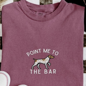 Camiseta bordada de Braco Alemán: un regalo divertido para los amantes de los perros.