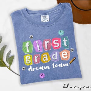 Camiseta del equipo de ensueño de primer grado, camiseta del equipo de maestros con colores cómodos, camiseta de regreso a clases, camiseta de primer grado, diseño de letra de rescate Y2K