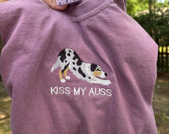 Camiseta Comfort Colors bordada con la frase "Kiss My Auss" (Bésame a mi Auss) - Regalo divertido para amantes de los perros australianos